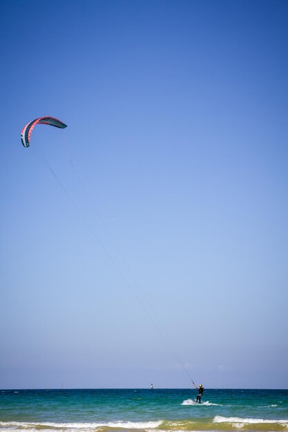 Kitesurfer sur mer dans la ville de SaintMalo Bretagne France