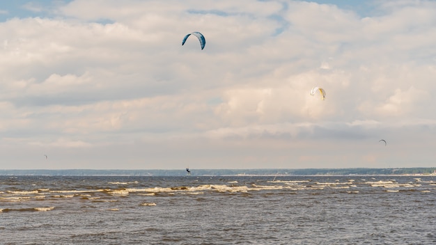 Le kitesurfer surfe sur les vagues de la baie Lumière naturelle