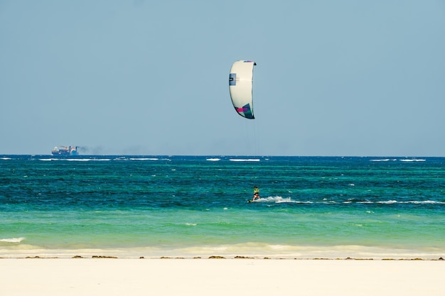 Photo kitesurfeur athlète faisant du kitesurf kitesurfing diani beach kenya mombasa