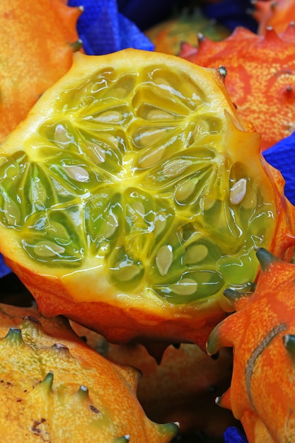 Kiwano fruits tranchés dans un étal de marché en plein air