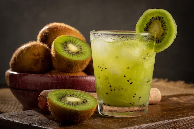 Kiwi brésilien Caipirinha Cachaca boisson avec kiwi sur fond de bois