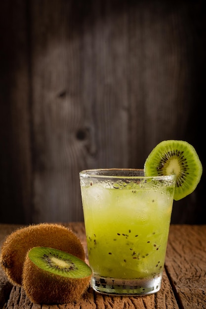 Kiwi brésilien Caipirinha Cachaca boisson avec kiwi sur fond de bois