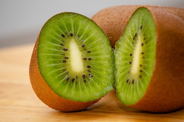 Kiwi brun mûr tranché sur la table prêt pour la vitamine du matin