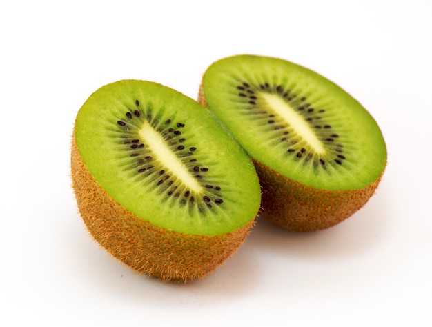 Kiwi coupé en deux isolé sur blanc