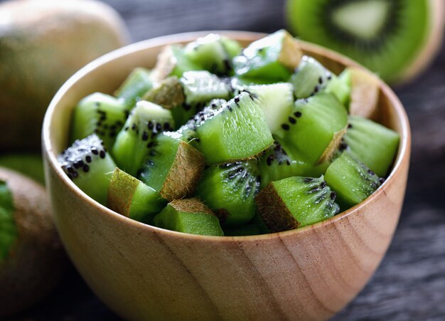 Kiwi dans un bol en bois