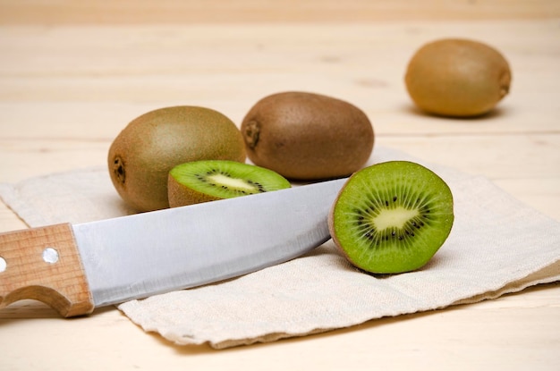 Kiwi Dans Une Coupe Et Un Couteau Sur La Table