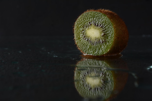 Kiwi dans l'eau avec des bulles