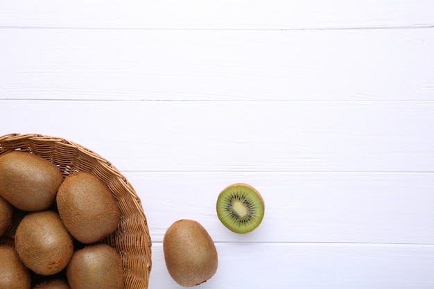 Kiwi dans un panier sur fond blanc