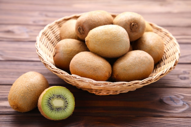 Kiwi Dans Un Panier Sur Fond Marron