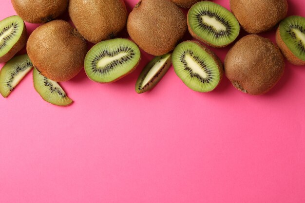 Kiwi doux mûr sur une surface rose