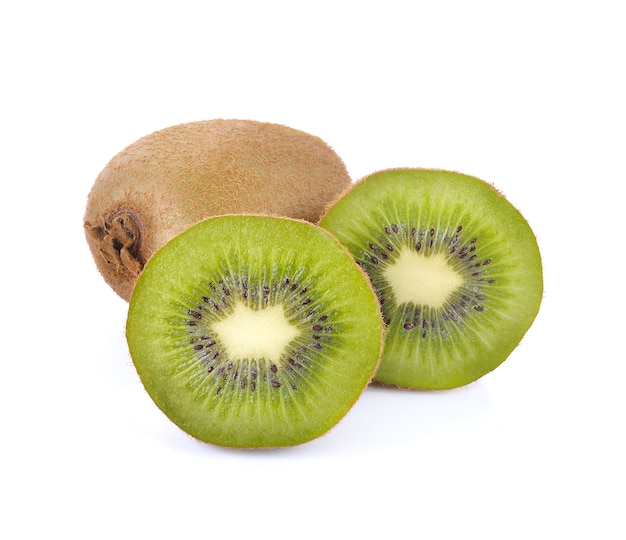 Kiwi entier mûr et demi deux kiwis isolés sur fond blanc.