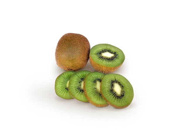 Kiwi entier mûr et moitié kiwi isolé sur fond blanc