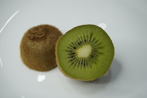 Kiwi entier mûr et moitié kiwi isolé sur fond blanc