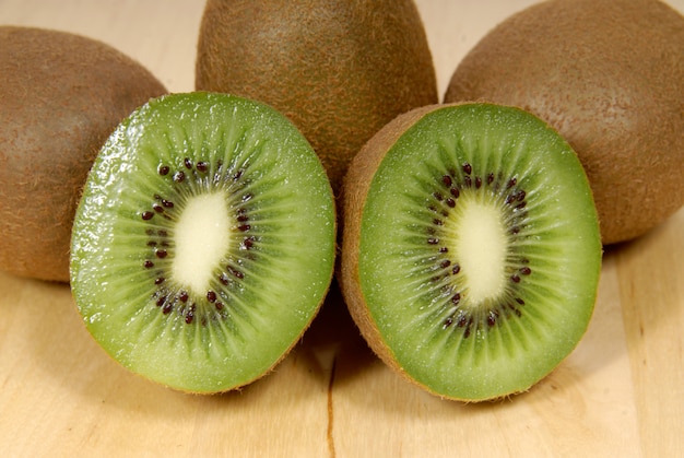 Kiwi entier et ses segments