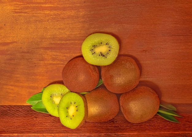 Kiwi sur fond en bois marron