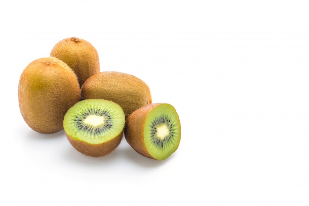 kiwi frais sur blanc