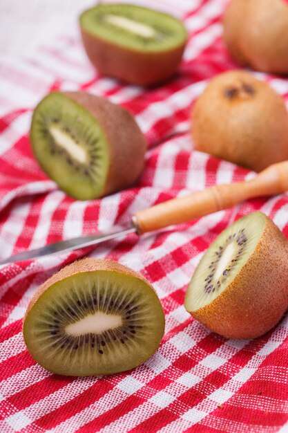 Kiwi frais entier et coupé en morceaux.