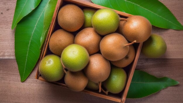 kiwi frais et feuilles vertes dans une boîte en bois