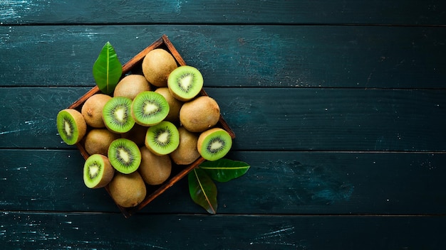 Kiwi frais et feuilles vertes sur la table Fruits de style rustique Vue de dessus Espace libre pour le texte