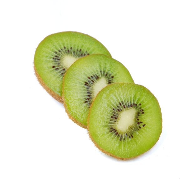 Kiwi frais isolé sur fond blanc