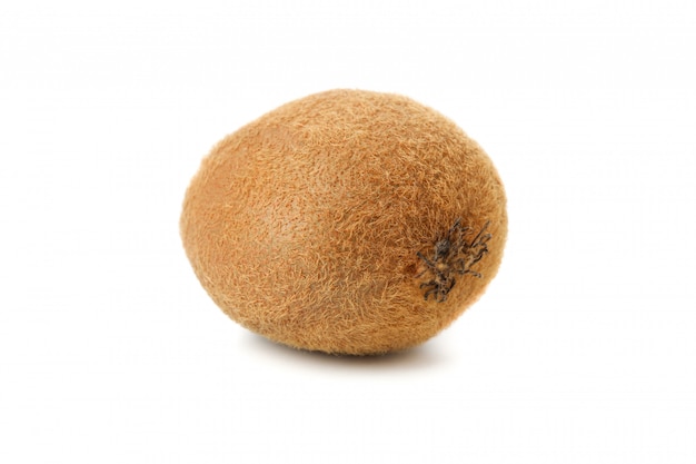 Kiwi frais mûr isolé sur une surface blanche