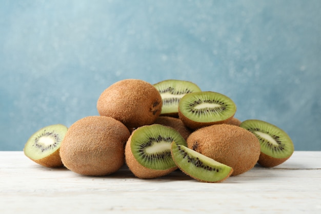 Kiwi frais mûrs sur table en bois et espace pour le texte