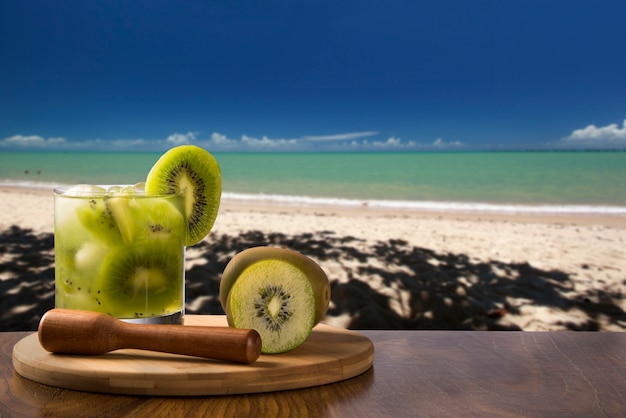 Kiwi Fruit Caipirinha du Brésil sur une belle plage