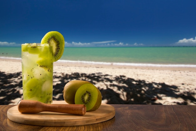 Kiwi Fruit Caipirinha du Brésil sur une belle plage