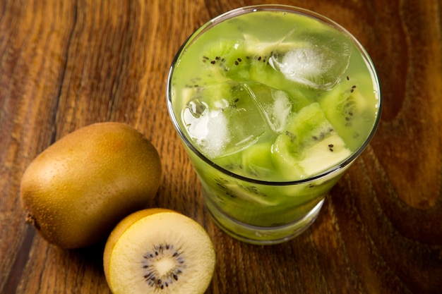 Kiwi Fruit Caipirinha du Brésil sur table en bois