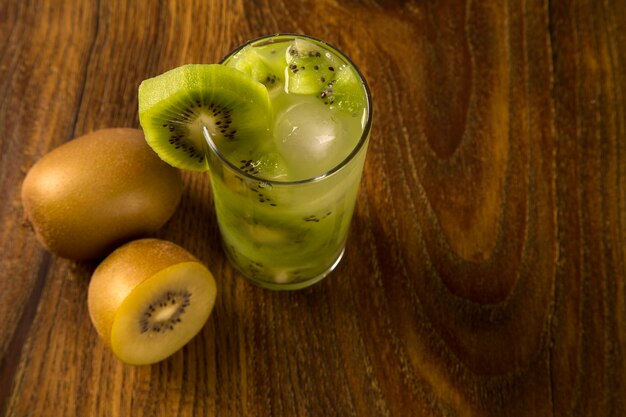 Kiwi Fruit Caipirinha du Brésil sur table en bois