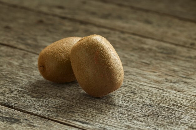 Kiwi fruits sur une table en bois