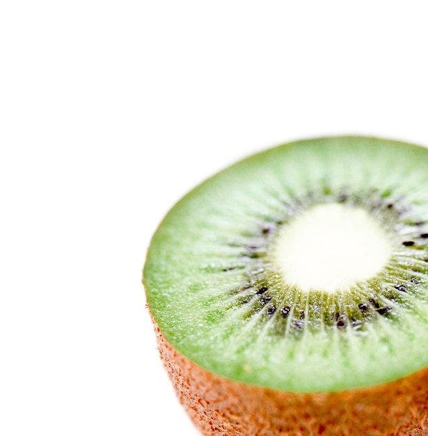 Kiwi gros plan isolé sur blanc