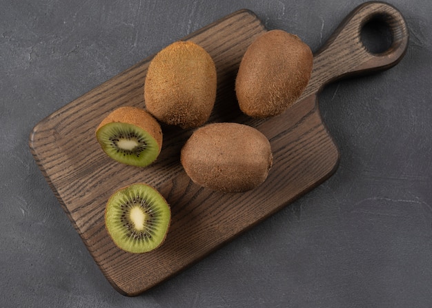 kiwi haché sur une planche