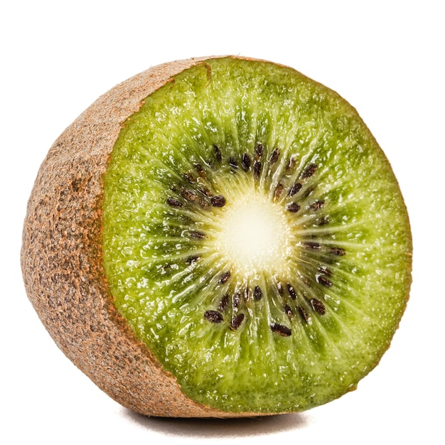 Un kiwi isolé sur fond blanc