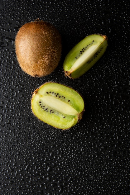 Kiwi isolé sur fond noir, kiwi frais.