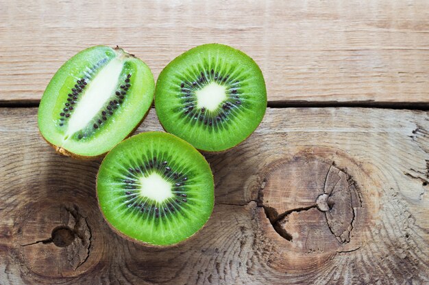 Kiwi juteux sur bois