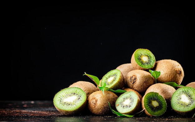 Kiwi juteux avec des verts sur la table