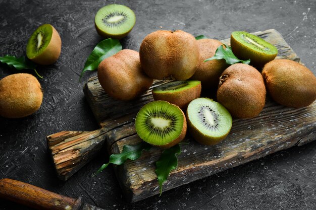 Kiwi Kiwi frais tranché sur fond de pierre Vue de dessus