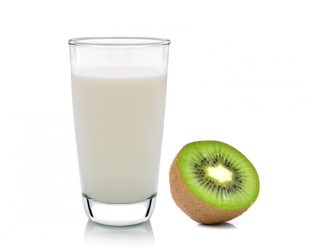 Kiwi et lait isolé sur blanc