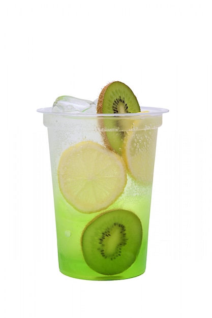 Kiwi et limonade citronnée dans un verre à emporter en plastique