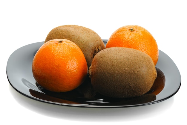 Kiwi et mandarine sur une plaque noire