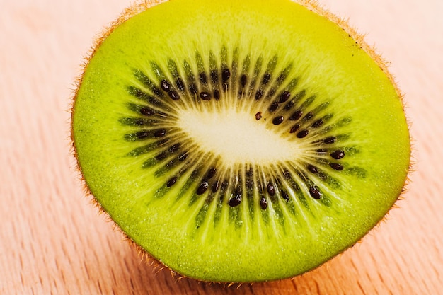 Kiwi sur marron