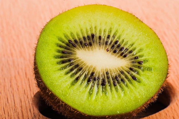 Kiwi sur marron