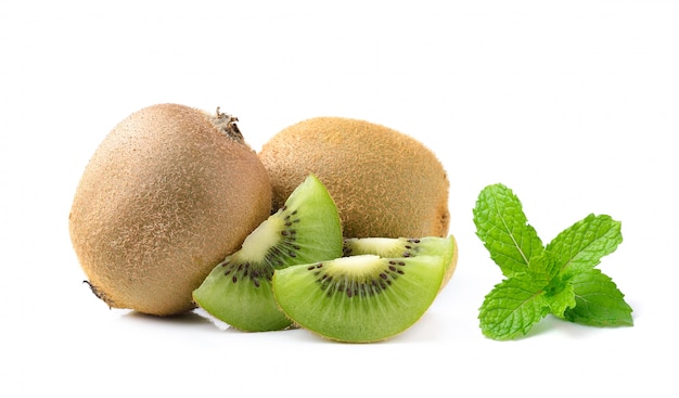 Kiwi et menthe isolé sur blanc