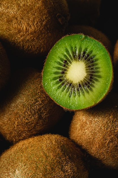 Kiwi à moitié tranché macro close up, mode de vie sain et de la nourriture, couleur verte vibrante