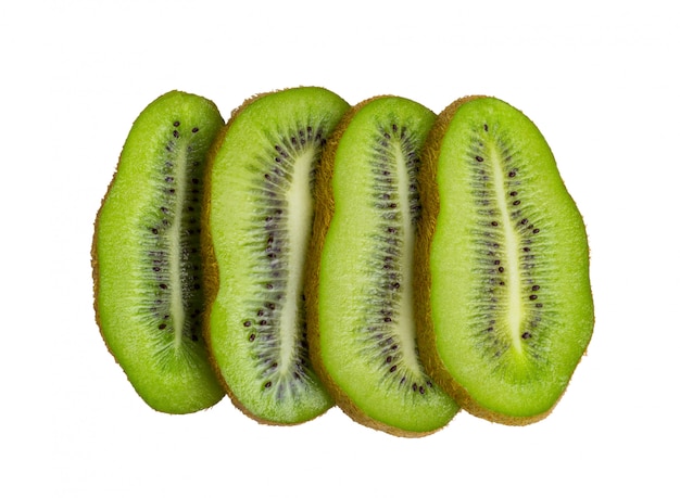 Kiwi morceaux frais isolé sur blanc