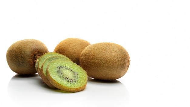 Kiwi mûr, kiwi entier et tranché isolé sur fond blanc