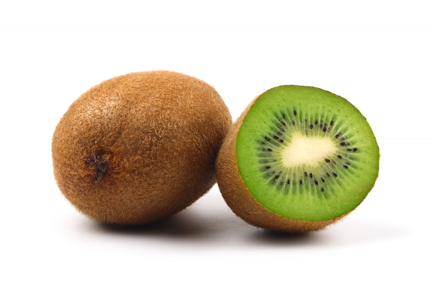 Kiwi mûr et moitié kiwi isolé