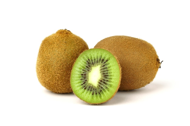 Kiwi mûr et moitié de kiwi isolés.