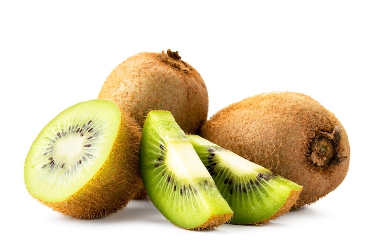 Photo kiwi mûr avec la moitié et les morceaux, isolés.